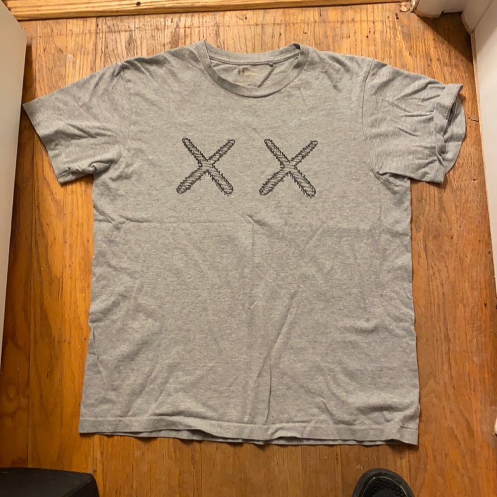 Uniqlo x Kaws t shirt